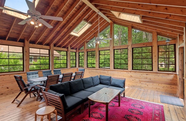 Private pool and hot tub at a 4b/3ba home close to private beach!