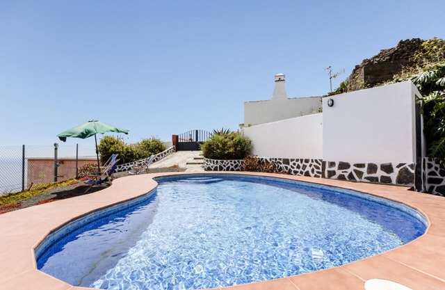 Piscina privada y vistas al mar en Puntallana, La Palma
