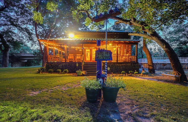 Private Pool: Fun Riverfront Retreat in Hamilton!