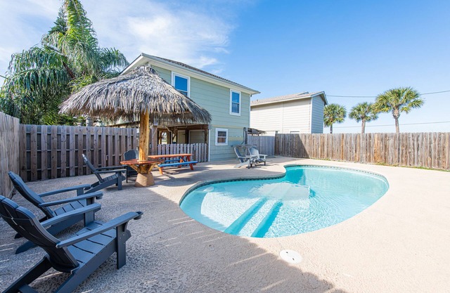 PRIVATE POOL! Heated pool. Sunset Views, Boat Parking, Clean & Tidy!