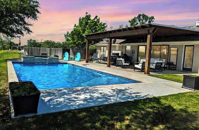 Private Pool/Hot Tub at Honey Farms: Near Baylor and Silos!