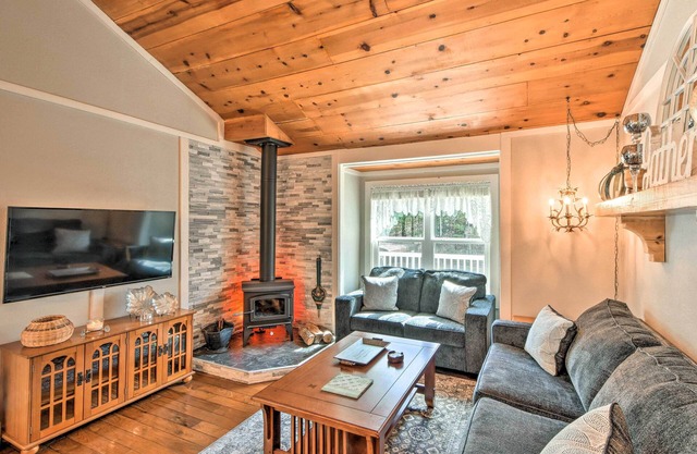 Private Pool, Hot Tub & Yard: Serene Murphy Home