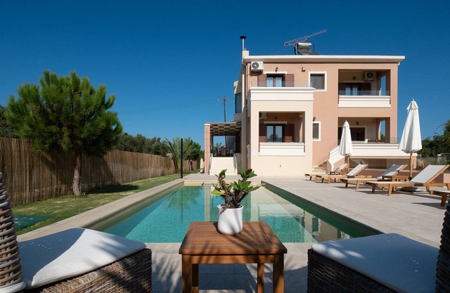 Piscina privada Villa de lujo con estacionamiento y barbacoa