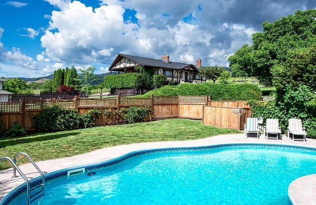 Private pool- Outdoor Patio -4 beds 3.5 Baths!