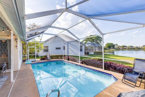 Private Pool Pond Views Bonus Lounge in Gated Naples Community Drive to Dining Sand