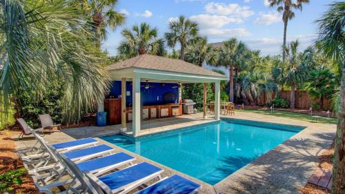 Private Pool Putting Green Steps to Isle of Palms Beach Paradise on Palm