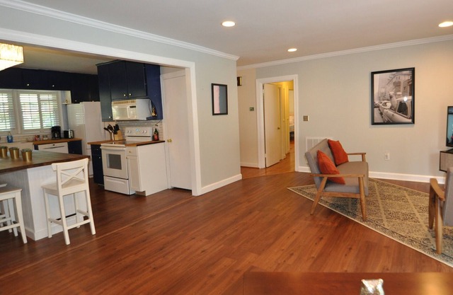 Private Pool, Sleeps 10, Minutes to Downtown and Greer