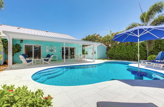 Private Pool + Backyard: Villa in North Palm Beach