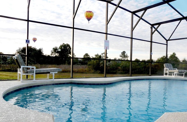 Piscina privada, barbacoa, WiFi, sala de juegos, sin vecinos traseros, TV en todas las habitaciones, piso de madera