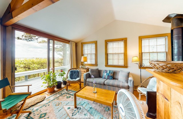 Private & quaint cabin-style home with wraparound porch - small dogs OK