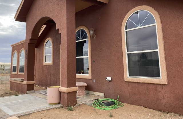 Private Ranch style House on acreage with e-bike trails!!!