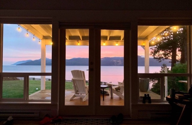 Private, Relaxing Ocean Front Cottage.