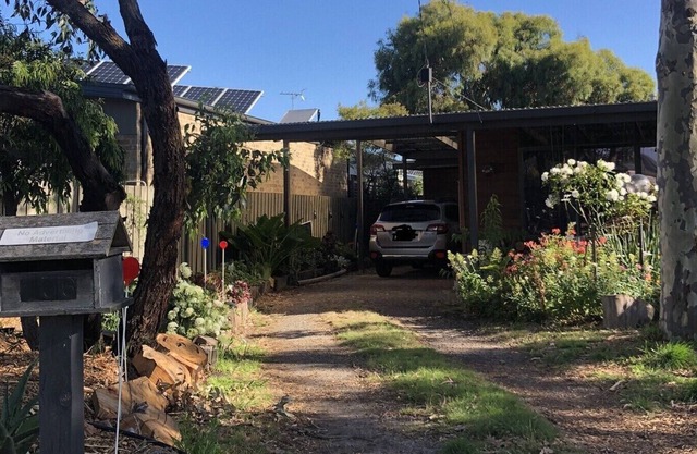 Private renovated duplex cottage. Beach and shops, markets, parkland close by.