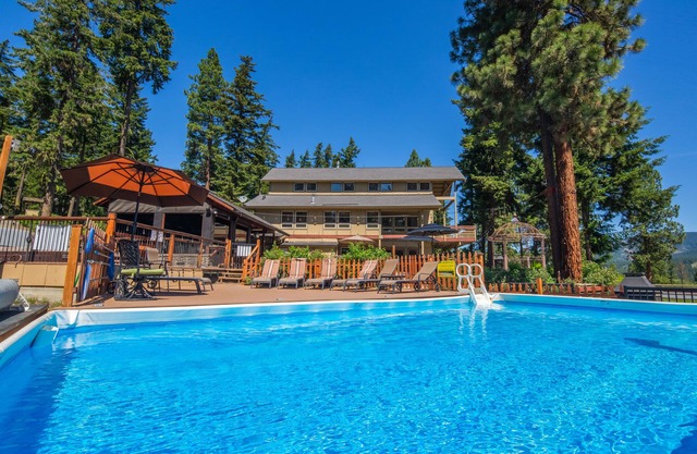 ¡Retiro privado en el bosque en 20 acres! Gran Logia con 8 cabañas de estudio !!