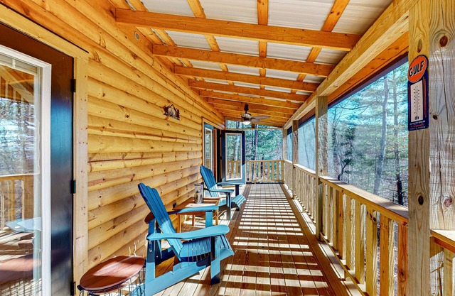 Private retreat near downtown with mtn views, fireplace, AC, & vaulted ceilings