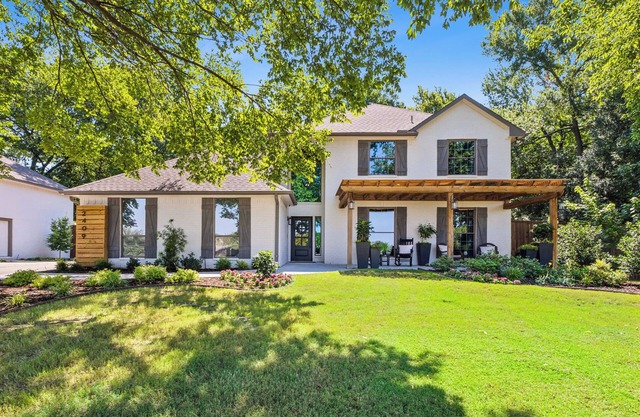 Private Retreat Near Wedding Venues –– Pet Friendly with a Hot Tub & Fire Pit!