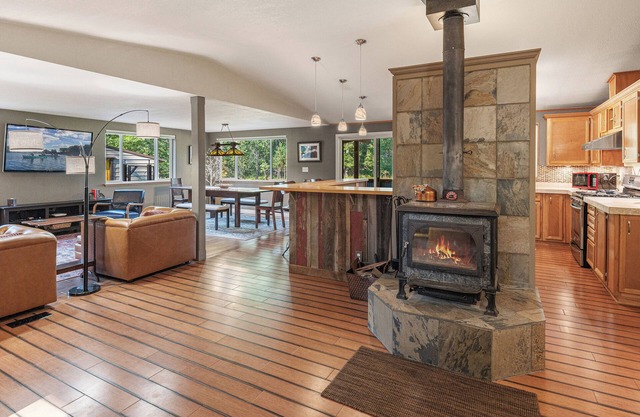 Private Retreat on 6 acres with 700' of Pack River frontage