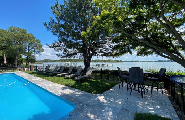 Hermoso retiro privado con enormes vistas al agua.