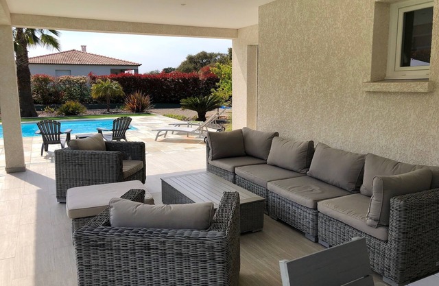 Habitación privada con acceso a la piscina.