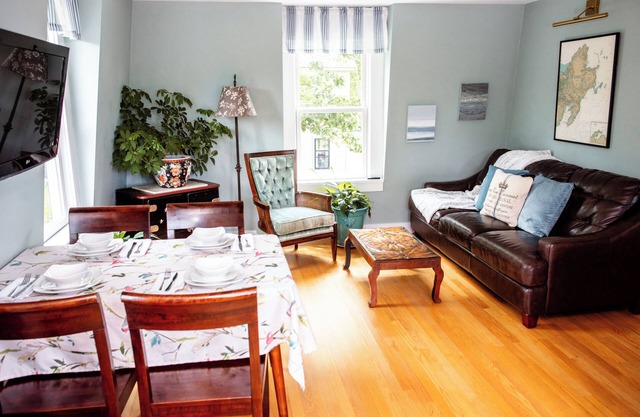 Private Deck and Apartment in the treetops. The Admiral's Loft!