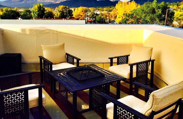 Cubierta privada en la azotea con vistas al monte y aire acondicionado. Ubicado en el centro cerca de New Aspen Place.
