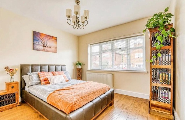 Private Room and Bathroom in Spacious Bungalow - Free Parking