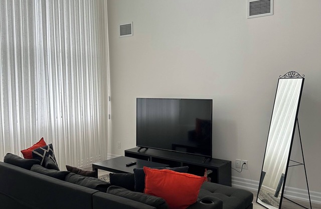 Private Room & Bathroom(Ensuite) in Luxury Penthouse,Windsor/Lasalle