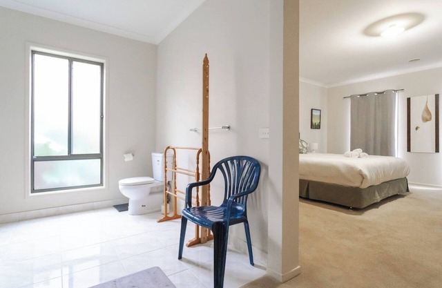 Private Room * Ensuite & TV in Serene Point Cook