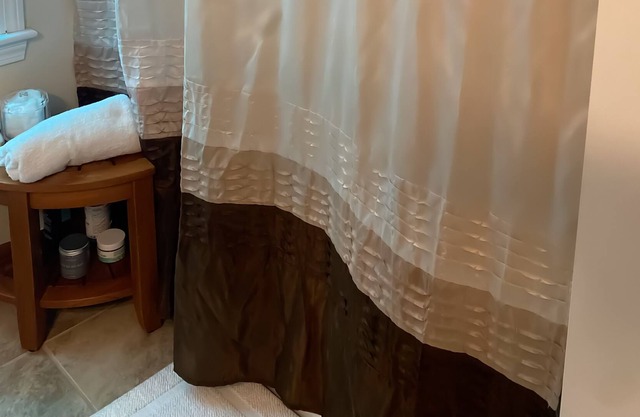 Private room in a 2 bed 1 ba cape home