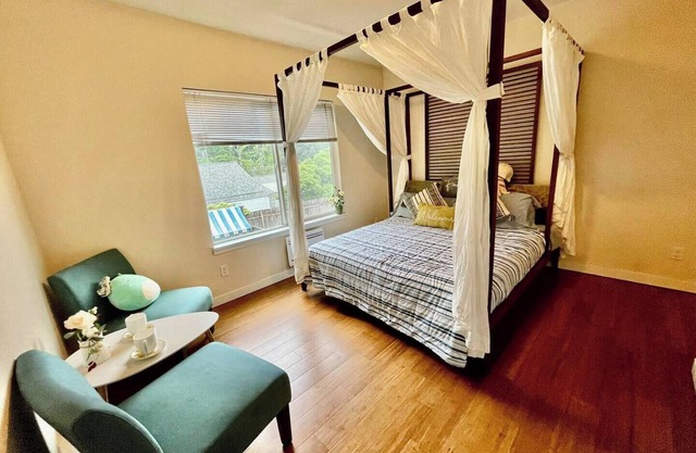 Private Room in Quiet North Seattle Home – Near Transit & Parks