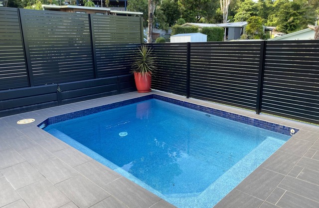 Private Room with ensuite close to Cairns centre airport & beaches.