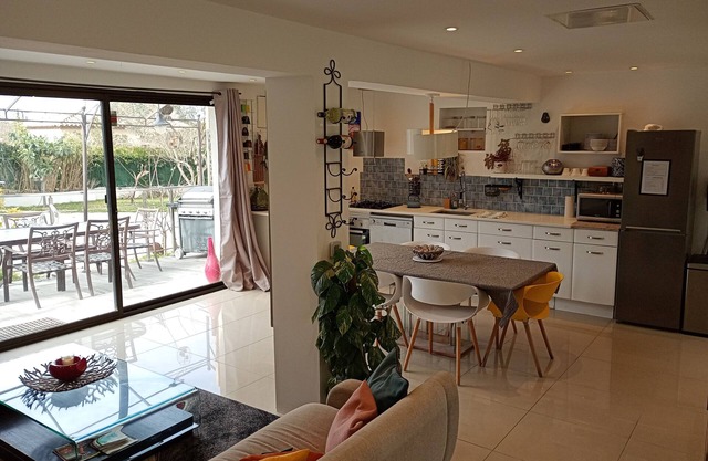 Private room with shower near Aix la Duranne