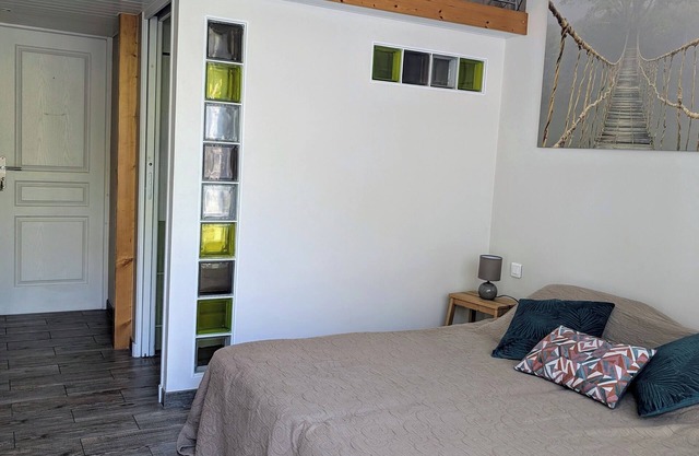 Private room with swimming pool on the Canal du Midi