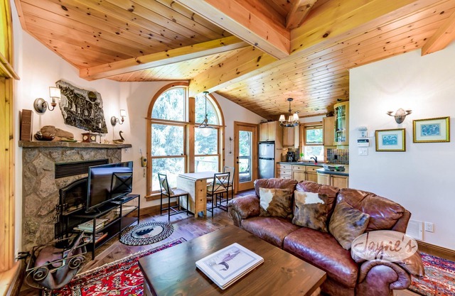 Private Rosseau Beachfront Cottage! Sunrises & Sunsets! Sleeps 15! MUST SEE!