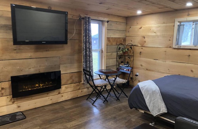 Private Rustic Country Bunkie - relax and unwind