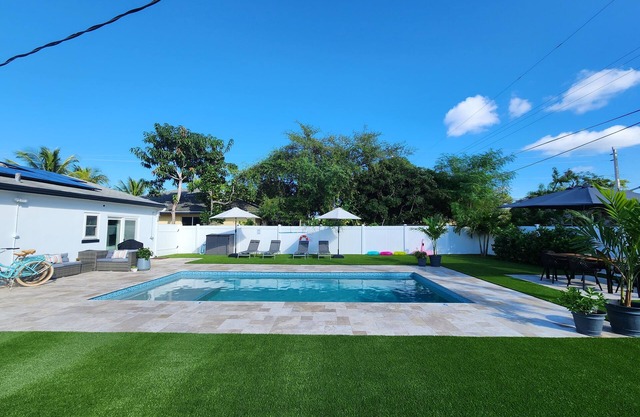 Private saltwater pool, beach service perks, conveniently located! Dinner on us!
