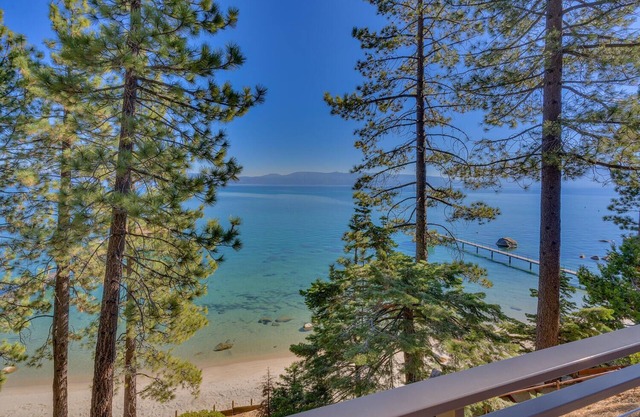 PRIVATE SANDY BEACH! BUOY, SLEEPS 16.