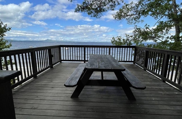 PRIVATE SANDY BEACH ON SEBAGO LAKE!!