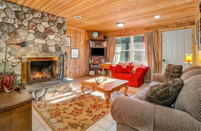 Private secluded home on 30 acres w/private sauna & jetted tub -Dogs OK