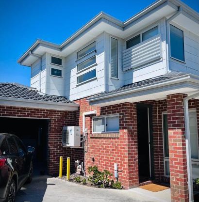 Private second-floor suite near Knox Westfield!