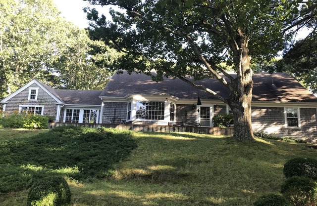 Casa clásica de Vineyard cerca de Vineyard Haven con acceso privado a la playa