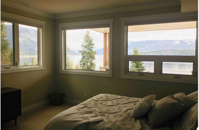 Private Shuswap Lake View Deluxe 2 Bedroom Fully Set-up Suite. With Hot Tub.