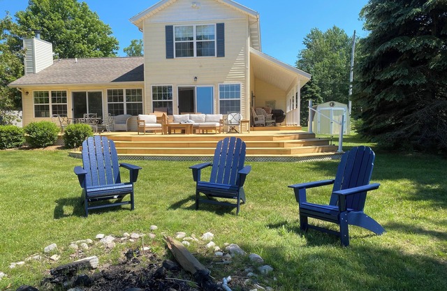 Private, spacious lake house 3BR 2.5 bath, amazing sunsets, NEW listing!