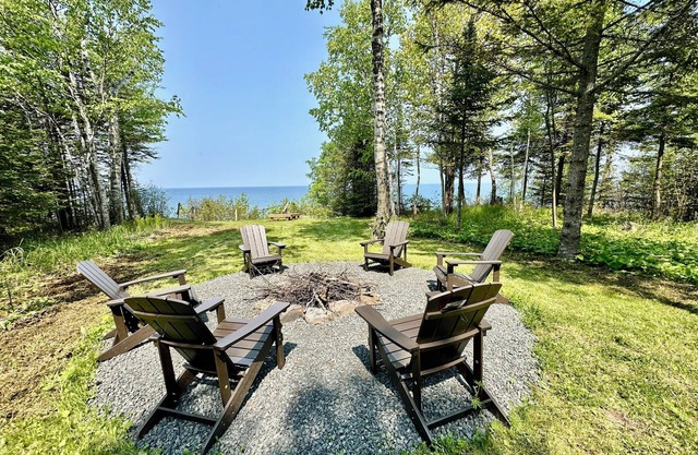 Private & Spacious Lake Superior Lakefront Stay W/ Stunning Views
