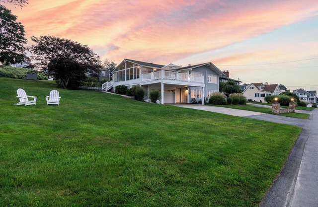 Private Steps to Bonnet Beach, AC, Linens/Towels Incl, Narragansett-Ocean views,