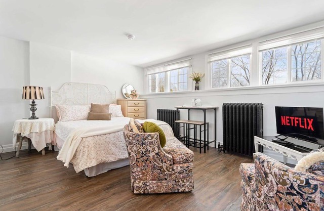 Private Studio apartment in Burlington - U5