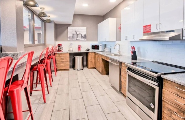 ⭐Private Studio Apartment ✔️Parking ✔️WiFi ✔️Hot Tub ✔️Kitchens ✔️Fitness Center