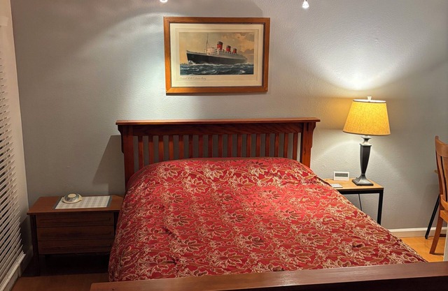 Private Studio: Front Door Parking; Rustic Hill neighborhood, close to Freeway.