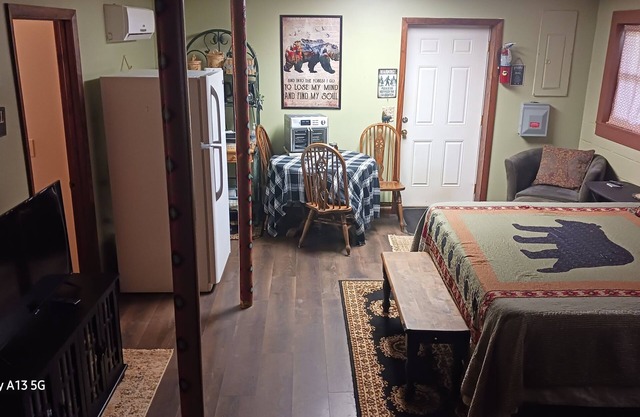 Private Studio w/Bath, Laundry, Cooking, River Access, Storage, Large Dogs OK.