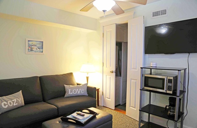 PRIVATE studio w/full bath @ "1750 John Sullivan House" on Historic Thames St